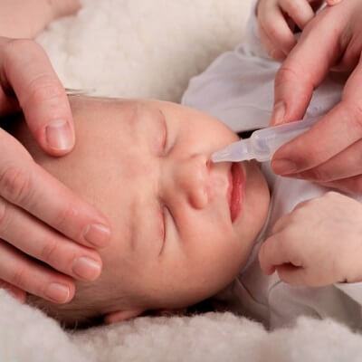 Vệ sinh mũi bé đúng cách bằng nước muối sinh lý 3
