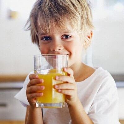 Xử lý vết nước trái cây trên áo 4