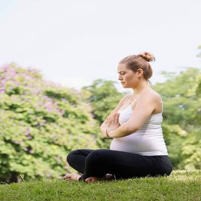 6 tư thế yoga cho bà bầu "tạm biệt" đau lưng tức thì 3