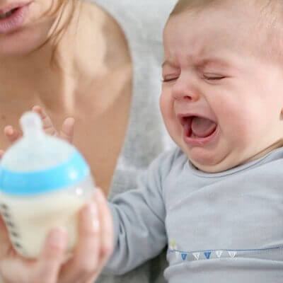 Mẹo hay cho mẹ khi bé không chịu uống sữa ngoài 3