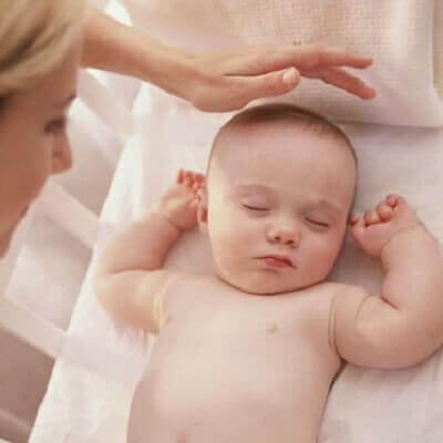 Bé ra nhiều mồ hôi đầu: Nguyên nhân và cách khắc phục 3