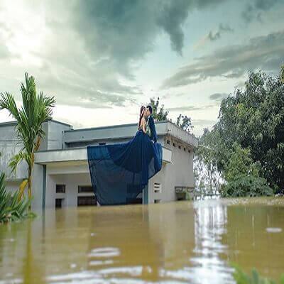 Cô dâu, chú rể trèo nóc nhà để chụp bộ ảnh cưới mùa mưa lũ 13