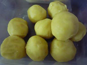 Cách làm bánh trung thu rau câu vừa ngon, vừa đẹp 43 Vo tròn nhân đậu xanh