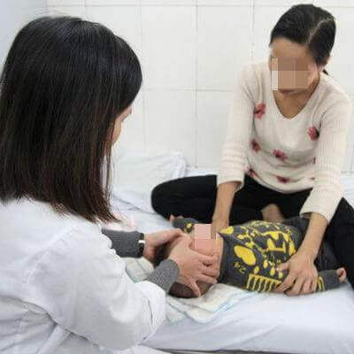 Mẹ tự ý chữa liệt dây thần kinh số 7, con méo mồm, lở loét 6