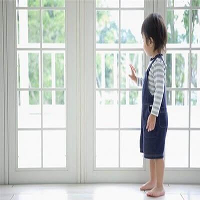 Đề phòng tai nạn trẻ em sau vụ bé 3 tuổi leo ra cửa sổ chung cư 5