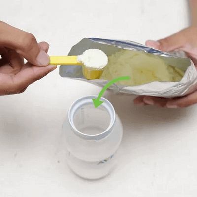 Pha sữa cho trẻ sơ sinh đúng cách không khó 3