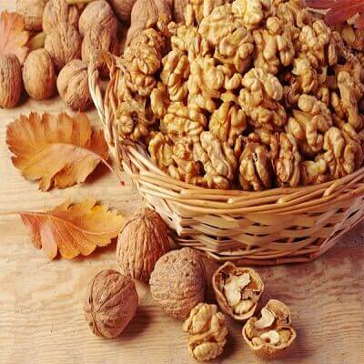 Mẹ tập chế biến quả óc chó cho bé ăn dặm 5