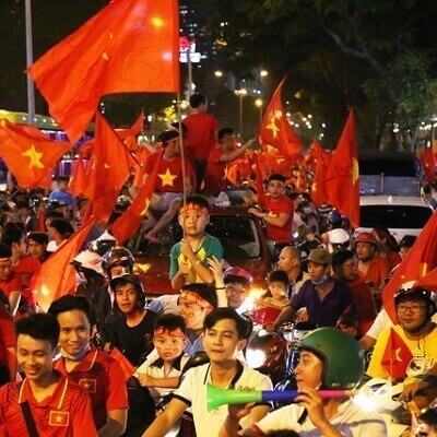 “Đi bão” mừng U23 Việt Nam chiến thắng, bé trai bị cán cờ quẹt trúng mắt 5