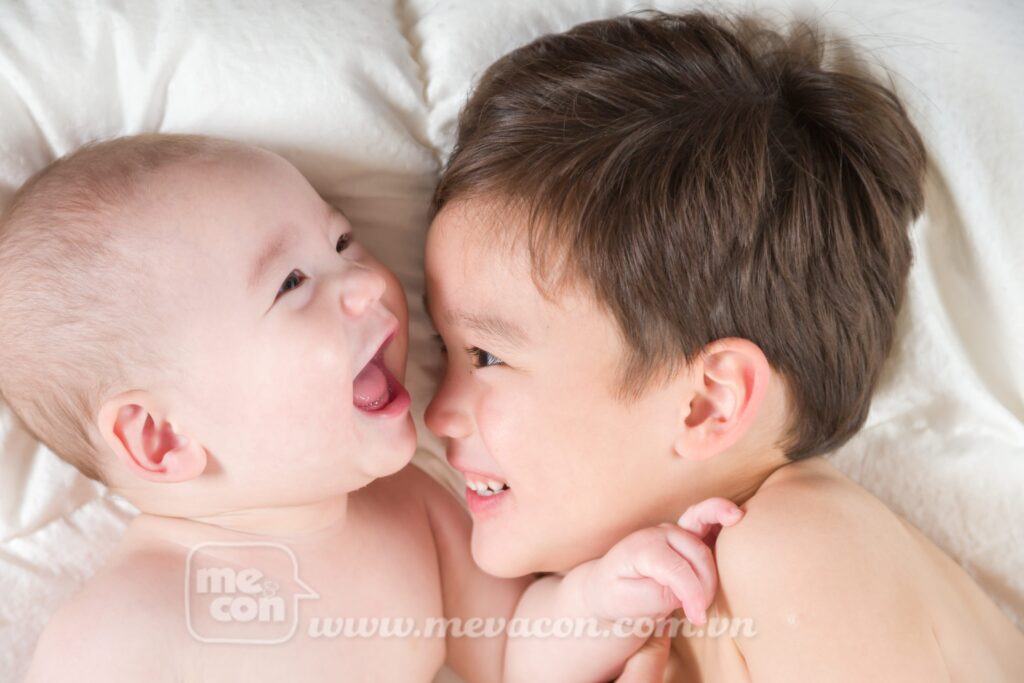 3 cách xử lý khéo léo khi bé ganh tị với em nhỏ 3