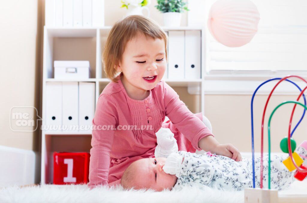 3 cách xử lý khéo léo khi bé ganh tị với em nhỏ 3