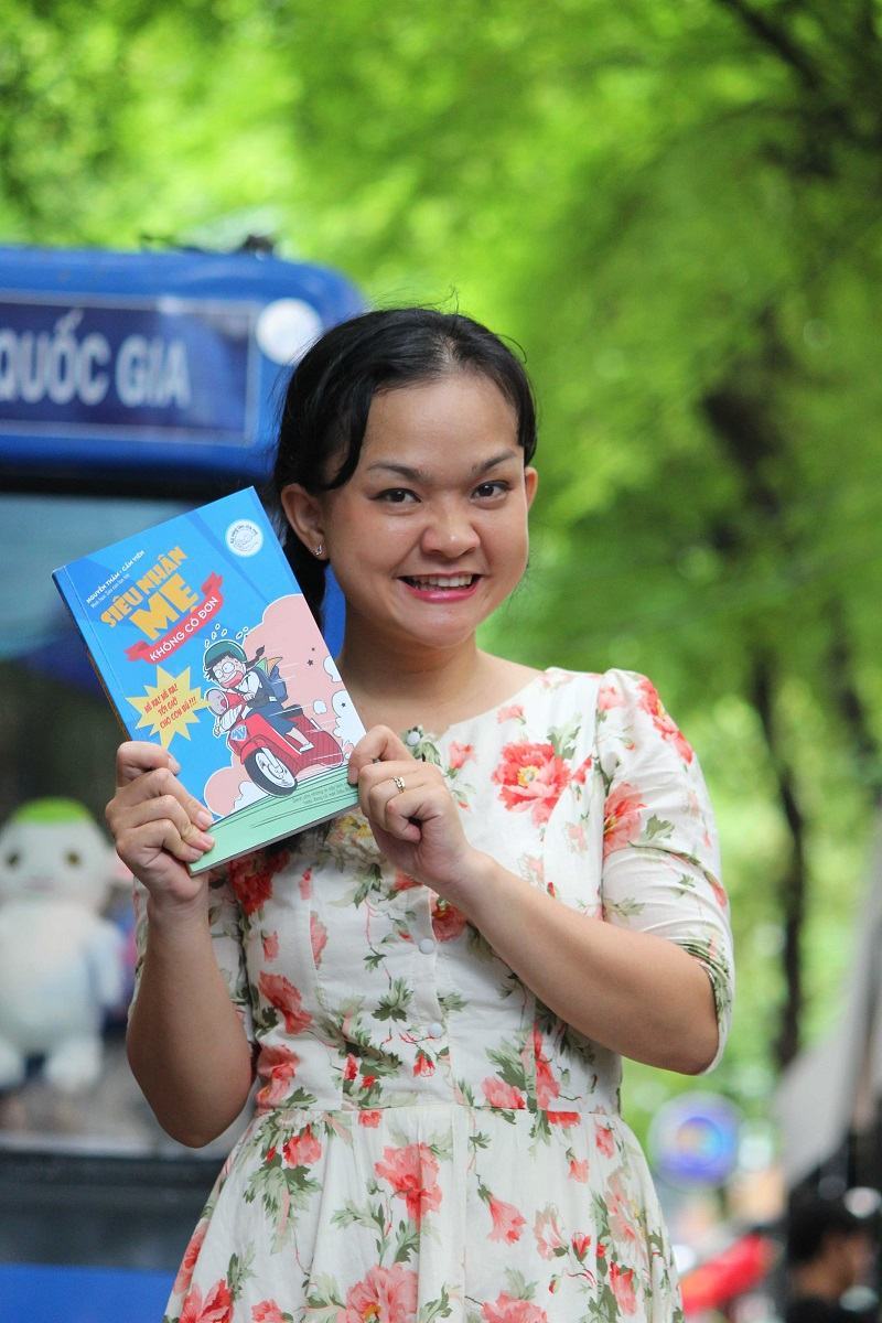 Hai nhà báo nữ trẻ tuổi ra mắt sách "Siêu Nhân Mẹ không cô đơn" mừng ngày 21/6 và 28/6 18 Siêu nhân mẹ không cô đơn