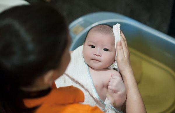 Có nên tắm khi trẻ bị ốm? 4