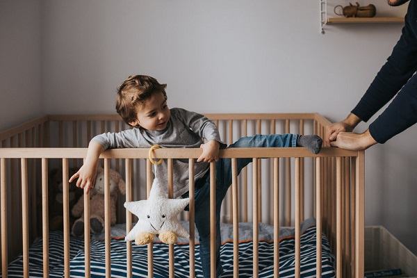 Trẻ ngã từ trên giường xuống, phụ huynh xử lý sao cho khéo? 34 Trẻ ngã từ trên giường xuống, phụ huynh xử lý sao cho khéo? 6