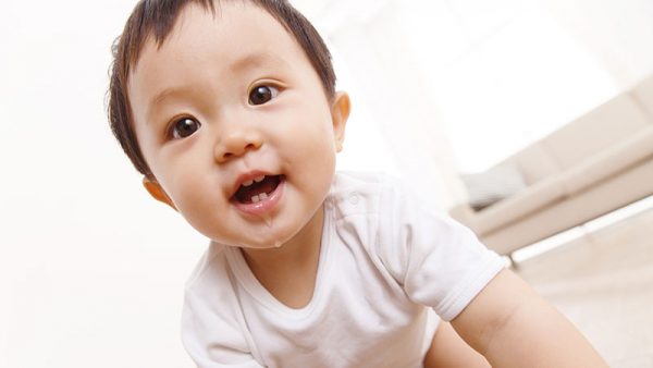 Mẹ đã biết mẹo nhìn nước dãi đoán bệnh của bé chưa? 4