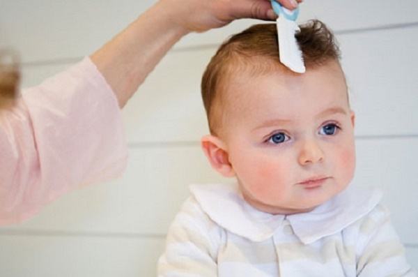 Trẻ nhỏ rụng tóc nhiều phải làm sao? 4