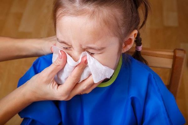 Hướng dẫn mẹ xì mũi đúng cách ở trẻ con 3