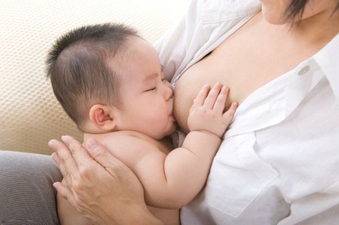 Trị bé cắn ti mẹ khi bú 33 bé cắn ti mẹ