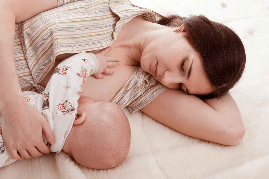 Trị bé cắn ti mẹ khi bú 3