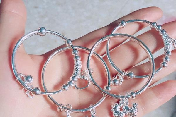 Giải đáp thắc mắc: Có nên đeo vòng bạc cho trẻ sơ sinh 33 Giải đáp thắc mắc: Có nên đeo vòng bạc cho trẻ sơ sinh 5