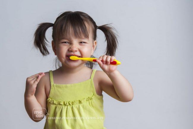 Mách mẹ cách chăm sóc răng miệng cho trẻ nhỏ sạch sẽ, an toàn 6