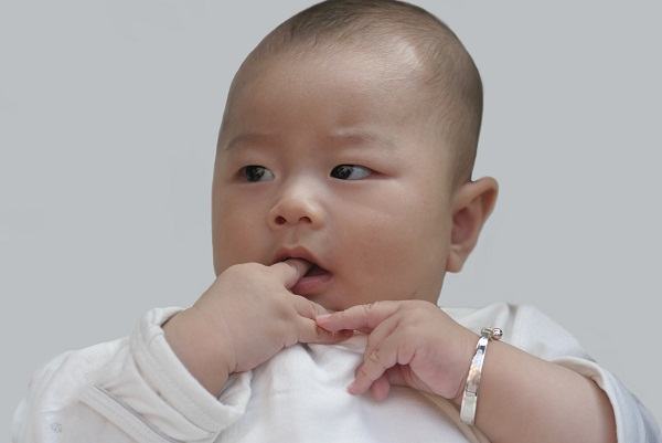 Giải đáp thắc mắc: Có nên đeo vòng bạc cho trẻ sơ sinh 4