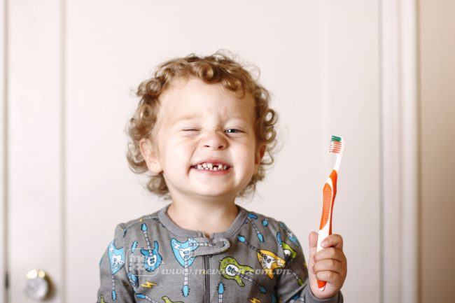 Mách mẹ cách chăm sóc răng miệng cho trẻ nhỏ sạch sẽ, an toàn 7