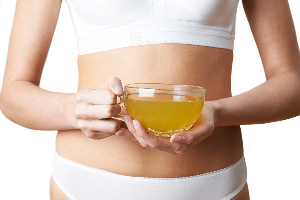Uống trà xanh giảm cân