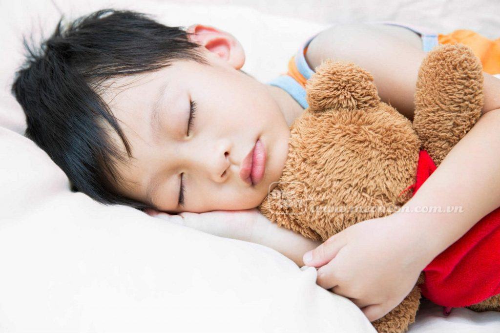 Đổ mồ hôi trộm ở trẻ em chớ xem thường 35 đổ mồ hôi trộm ở trẻ