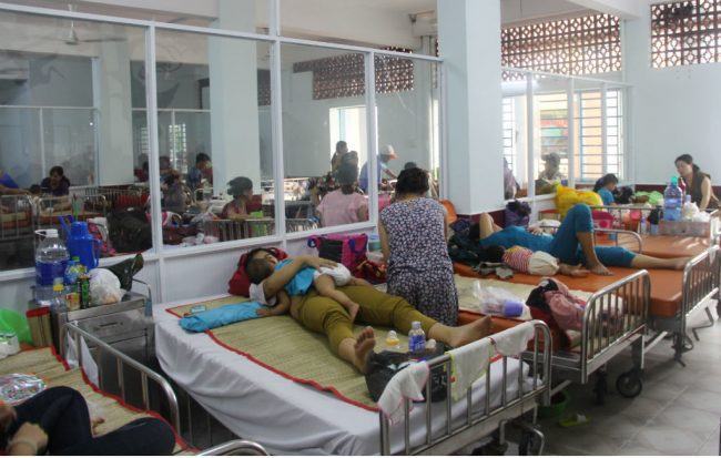 Trẻ mắc tay chân miệng nằm la liệt, cha mẹ bỏ việc ôm con vật vờ bệnh viện 39 trẻ bị tay chân miệng