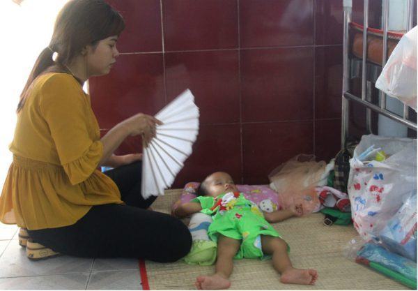 Trẻ mắc tay chân miệng nằm la liệt, cha mẹ bỏ việc ôm con vật vờ bệnh viện 42 trẻ bị tay chân miệng3