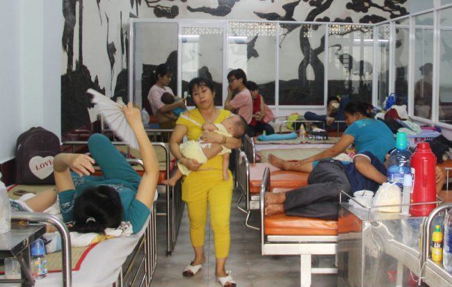 Trẻ mắc tay chân miệng nằm la liệt, cha mẹ bỏ việc ôm con vật vờ bệnh viện 44 trẻ bị tay chân miệng5