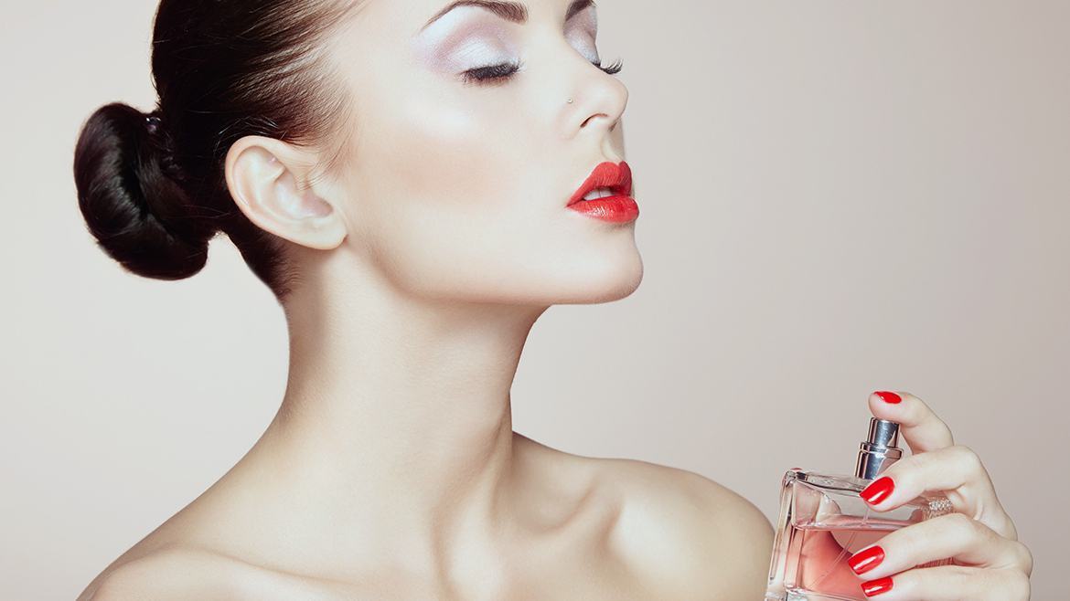 Cách xịt nước hoa thơm lâu, quyến rũ đầy mê hoặc suốt 24 giờ 13 Cách xịt nước hoa thơm lâu