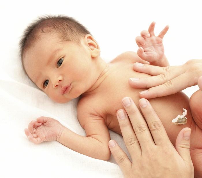 Chăm sóc rốn cho trẻ sơ sinh đúng cách, mẹ đã biết chưa? 33 Chăm sóc rốn cho trẻ sơ sinh