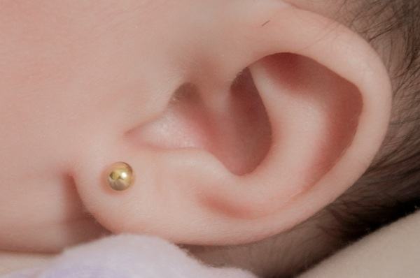 Những lưu ý mẹ cần nhớ khi xỏ lỗ tai ở bé gái 4