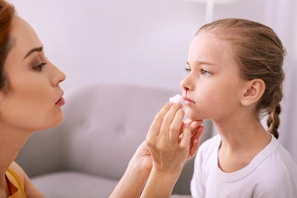 Trẻ em bị chảy máu cam, bố mẹ nên xử lý thế nào? 4