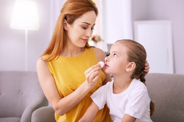 Trẻ em bị chảy máu cam, bố mẹ nên xử lý thế nào? 5