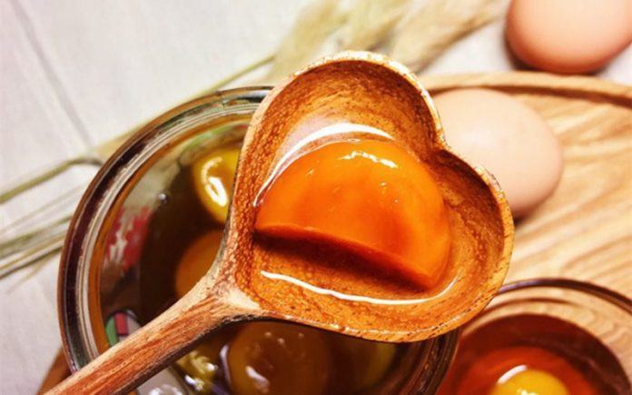Lòng đỏ trứng gà ngâm mật ong, "tiên dược" cho sức khỏe 34 lòng đỏ trứng gà ngâm mật ong