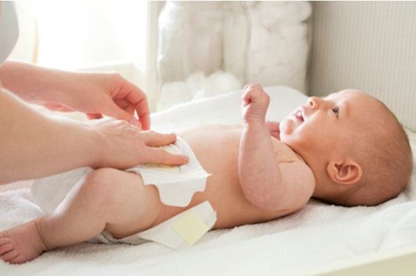 Cách thay tã cho trẻ sơ sinh vừa nhanh, vừa gọn, mẹ nào cũng nên nằm lòng 34 cách thay tã cho trẻ sơ sinh