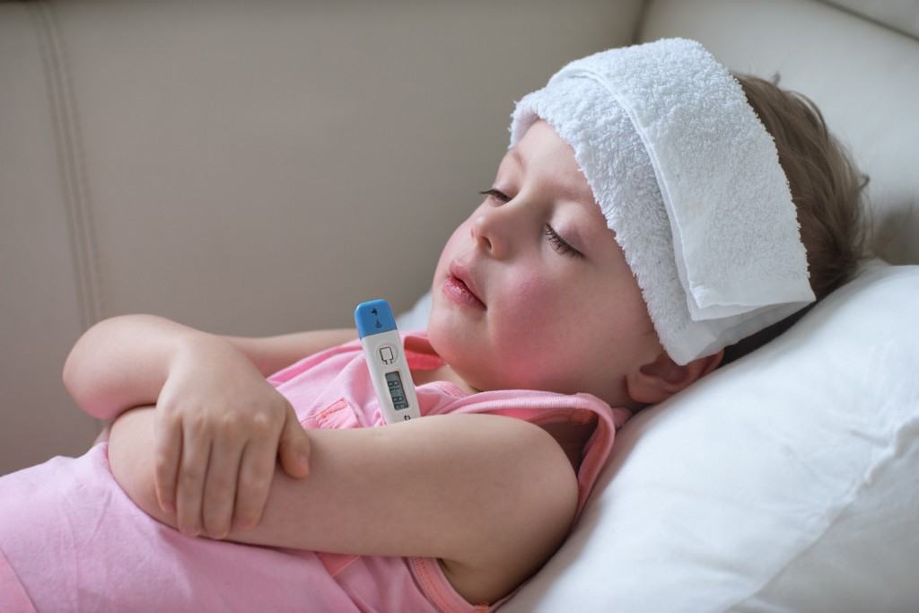 Trẻ bị sốt nóng lạnh và những điều mẹ cần làm ngay 33 trẻ bị sốt nóng lạnh