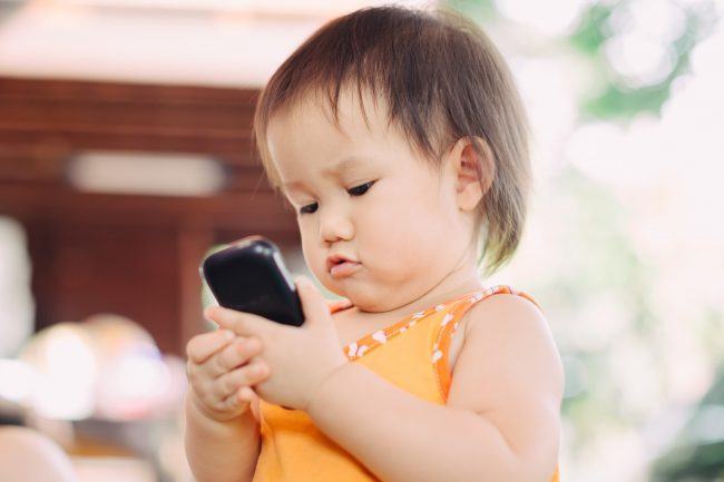 Cha mẹ nuông chiều cho trẻ dùng điện thoại, con trầm cảm 35 không để trẻ dùng điện thoại