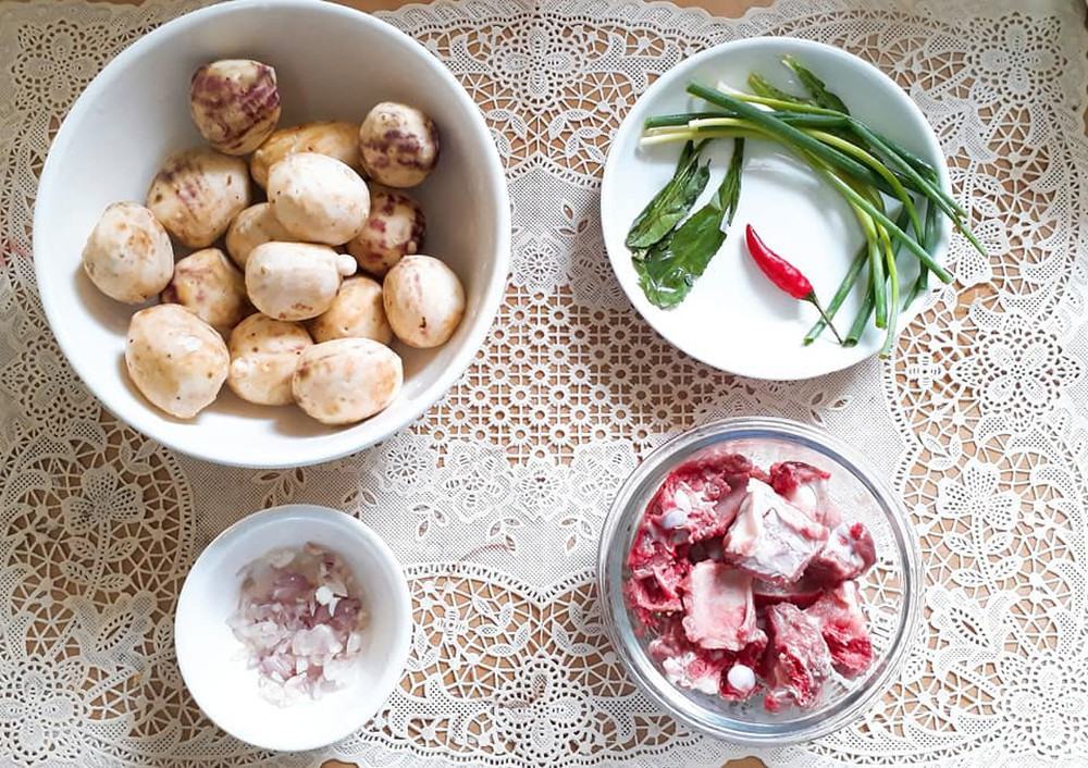cách nấu canh khoai sọ sườn non
