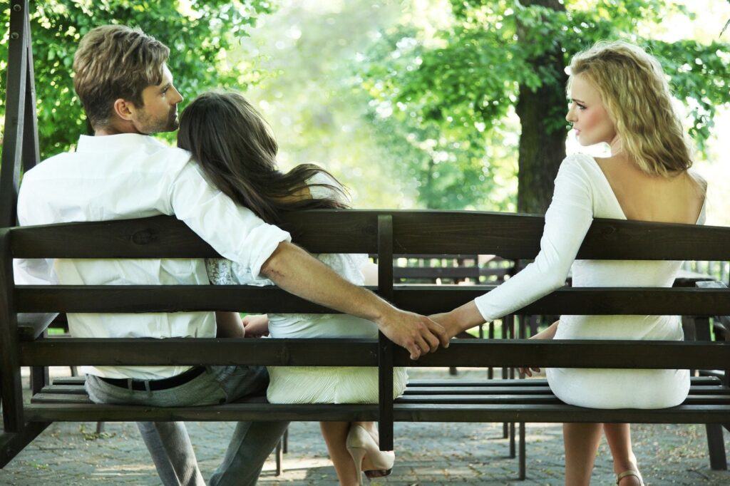 Tôi từng "ăn chả" nhưng vẫn rất đau đớn khi phát hiện vợ "ăn nem" 4