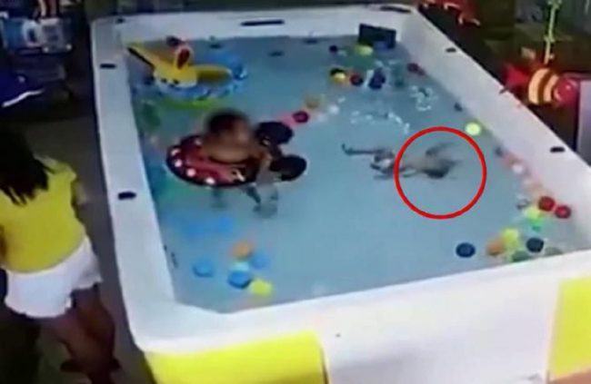Những cái kết thương tâm của con khi cha mẹ mải mê sử dụng điện thoại 35 Những cái kết thương tâm của con khi cha mẹ mải mê sử dụng điện thoại 7