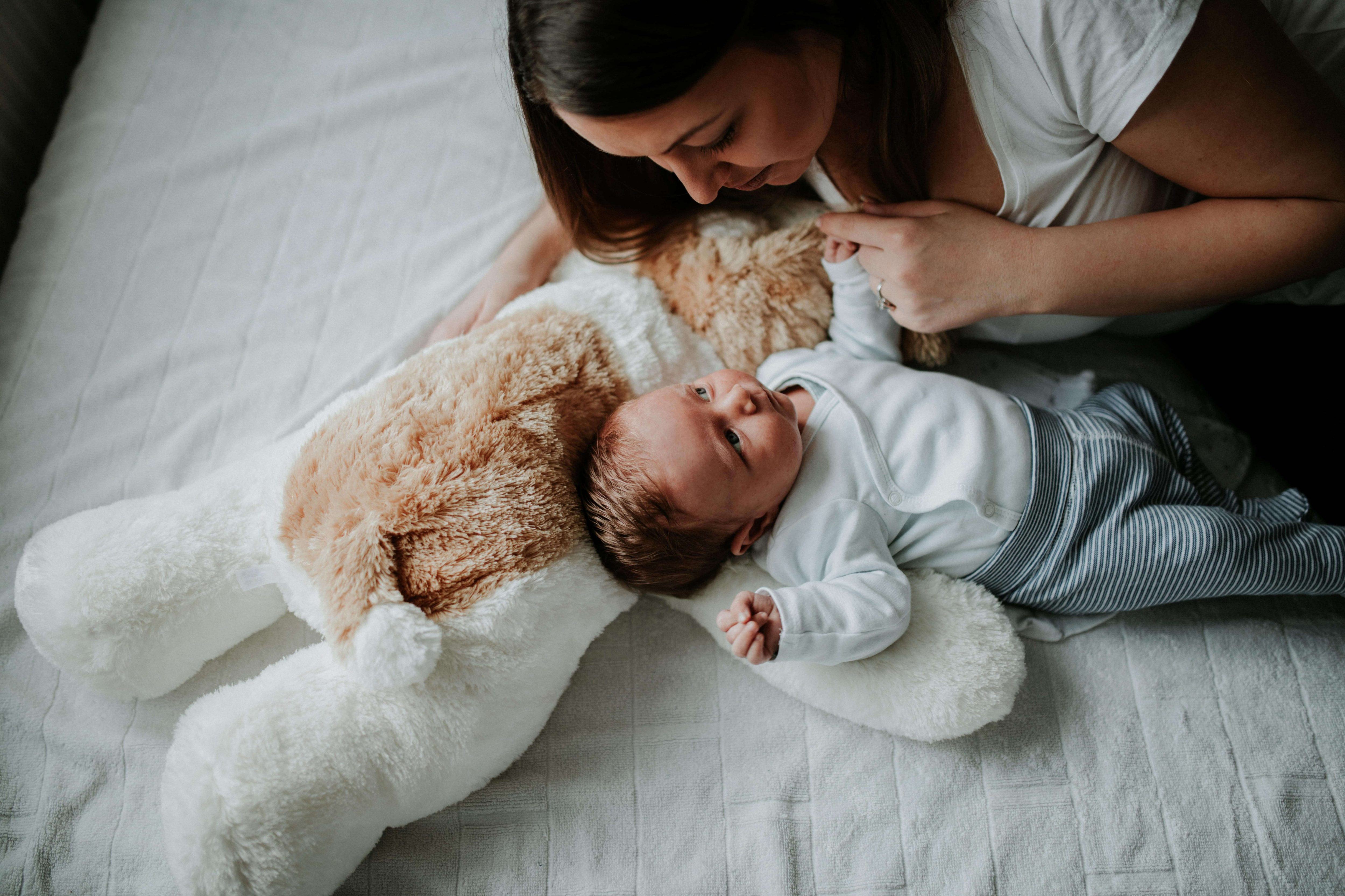 Các dấu mốc phát triển của trẻ sơ sinh trong một năm đầu đời