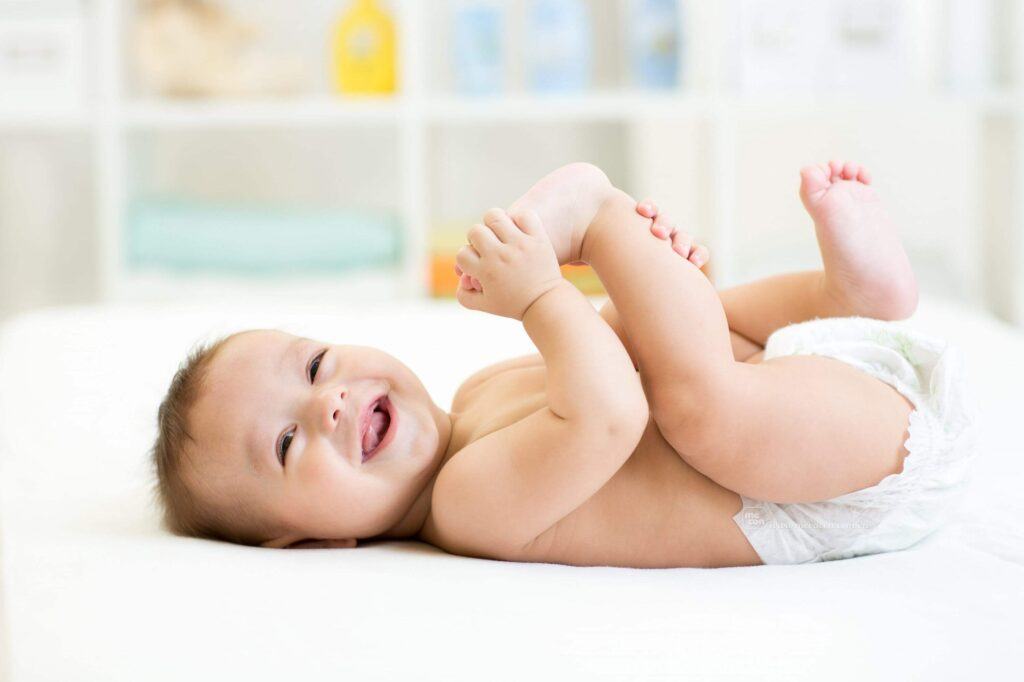 bé 4 tháng tuổi biết làm gì