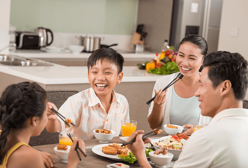 Giáo dục con cái: Dạy trẻ cách ngồi ăn chung bàn với người lớn 35 Dạy trẻ cách ngồi ăn chung bàn với người lớn