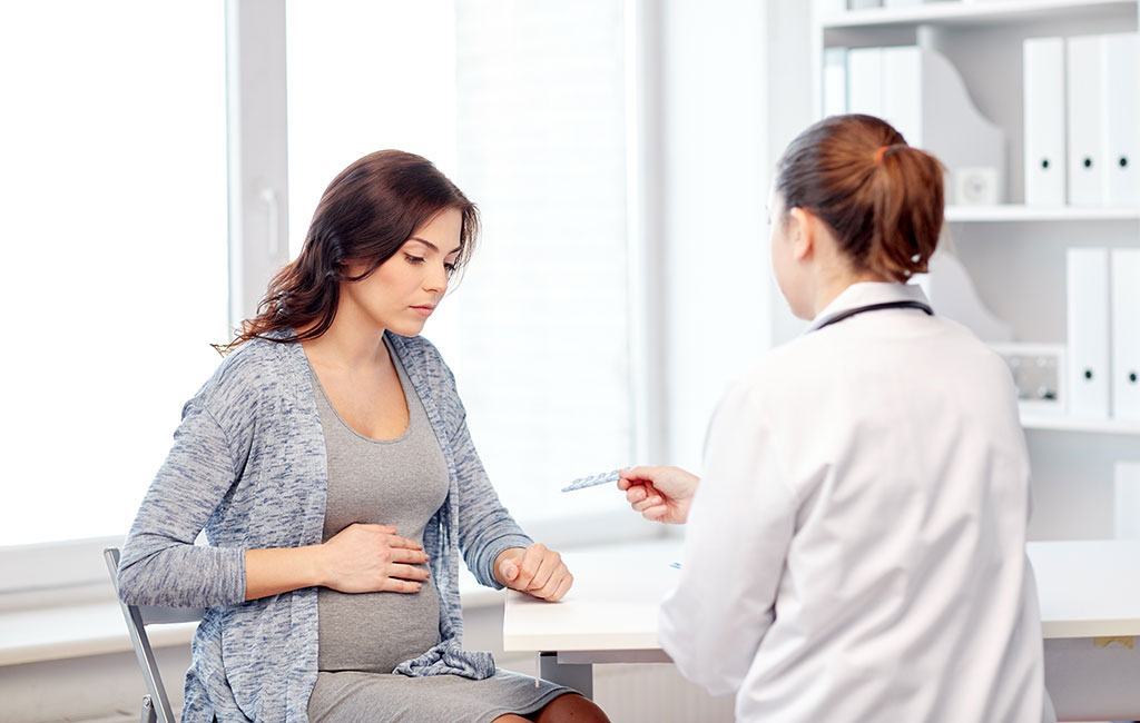 Bà bầu bị tức bụng trên là dấu hiệu gì, có nguy hiểm hay không? 43 bà bầu trò chuyện với bác sĩ