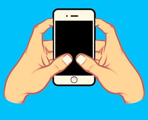 Bạn dùng cả hai tay để giữ và sử dụng điện thoại