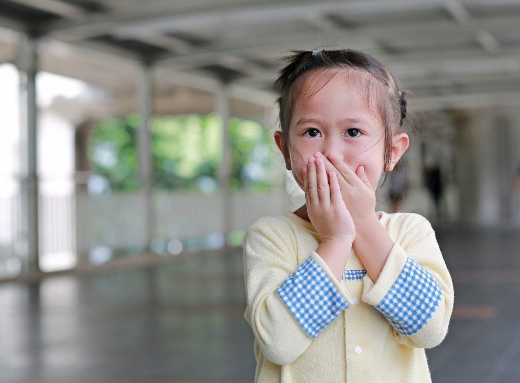 bé bị chảy máu cam