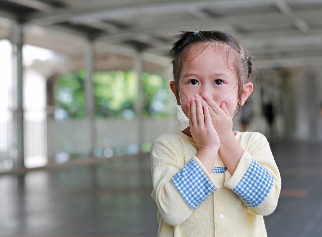 bé bị chảy máu cam